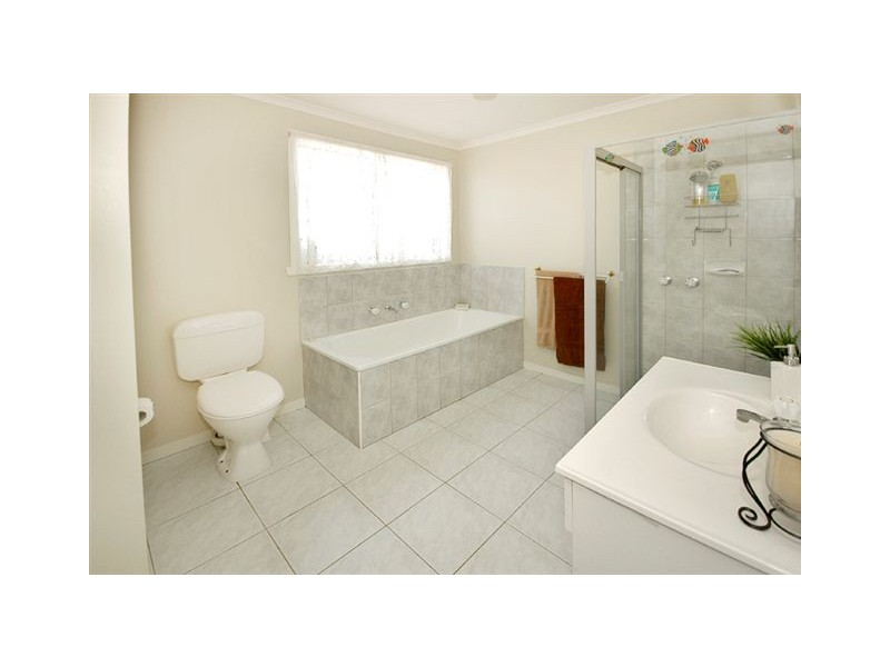 26 Edgecombe Way, Roxburgh Park VIC 3064