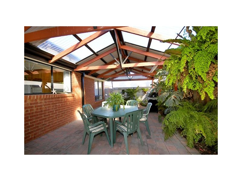 26 Edgecombe Way, Roxburgh Park VIC 3064