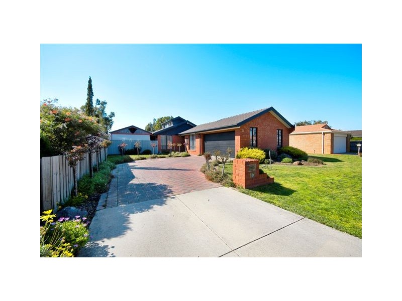 26 Edgecombe Way, Roxburgh Park VIC 3064