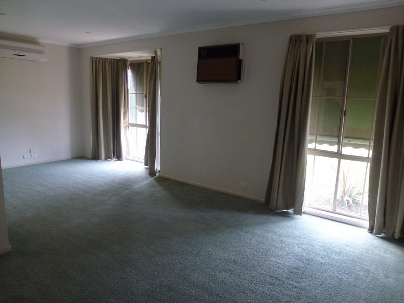 27 Farnborough Avenue, Craigieburn VIC 3064