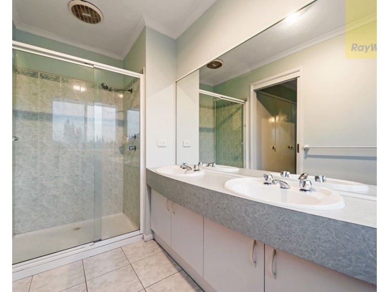 16 Lockhart Avenue, Attwood VIC 3049