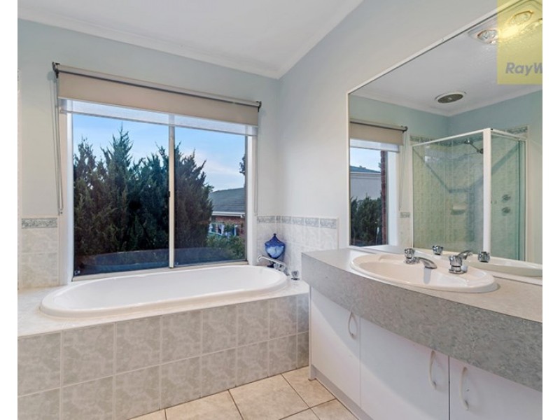 16 Lockhart Avenue, Attwood VIC 3049