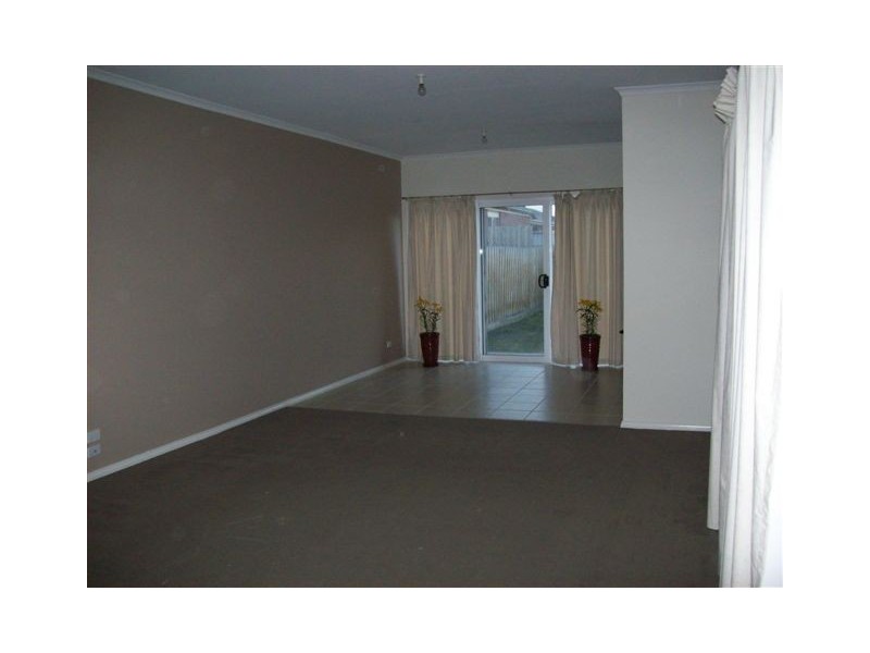 5 Flowerdale Crescent, Roxburgh Park VIC 3064