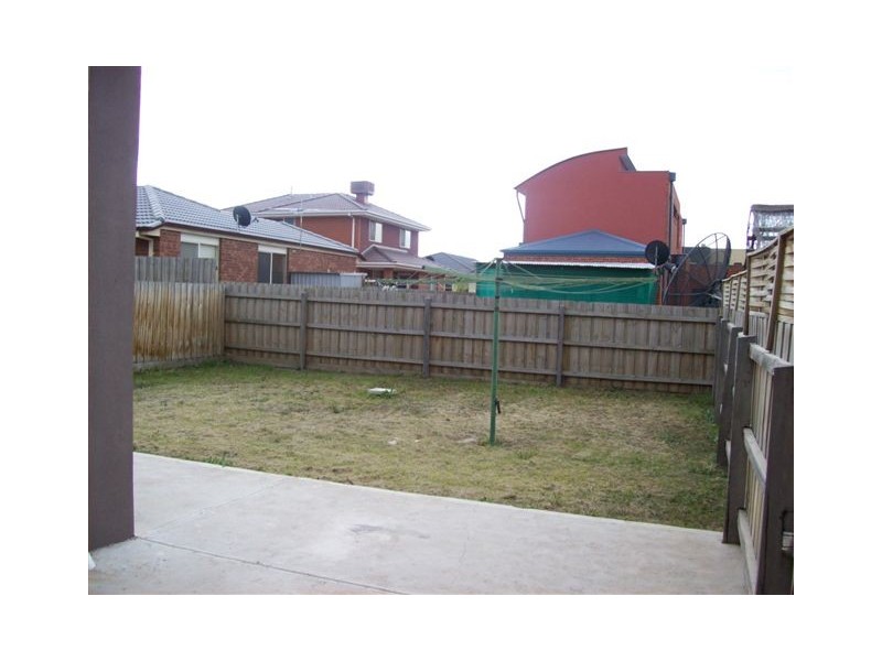 5 Flowerdale Crescent, Roxburgh Park VIC 3064