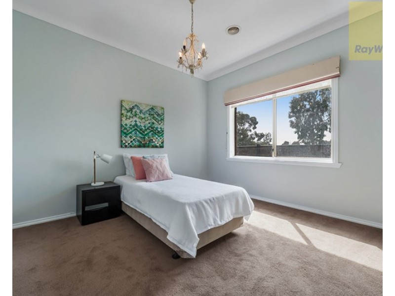 2 Healesville Loop, Craigieburn VIC 3064