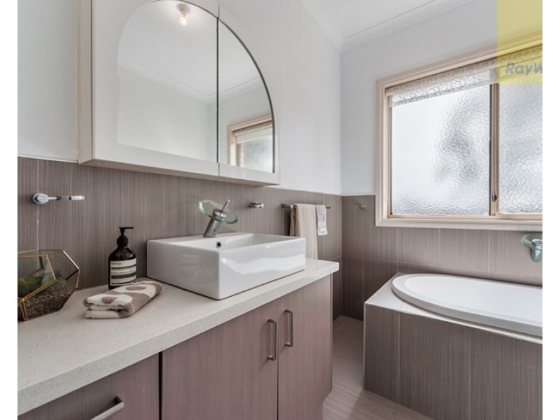 2 Healesville Loop, Craigieburn VIC 3064