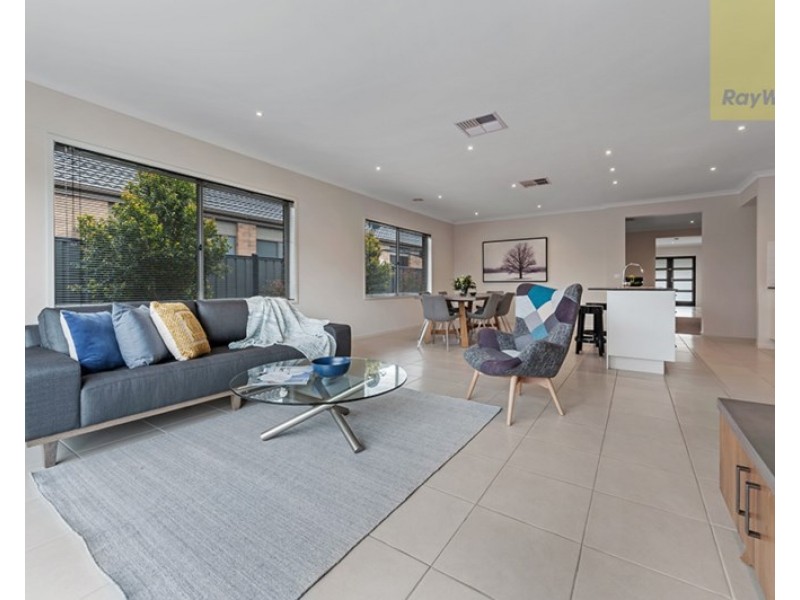 8 Lion Chase, Craigieburn VIC 3064