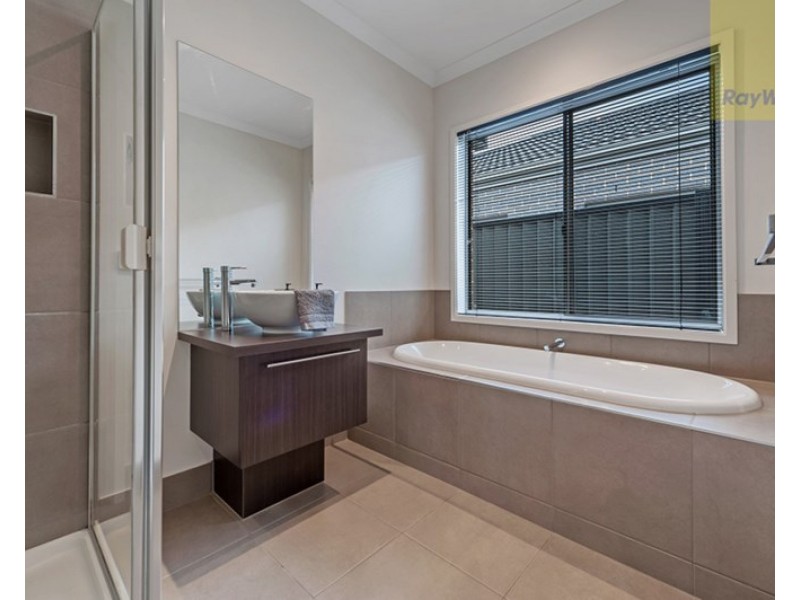 8 Lion Chase, Craigieburn VIC 3064