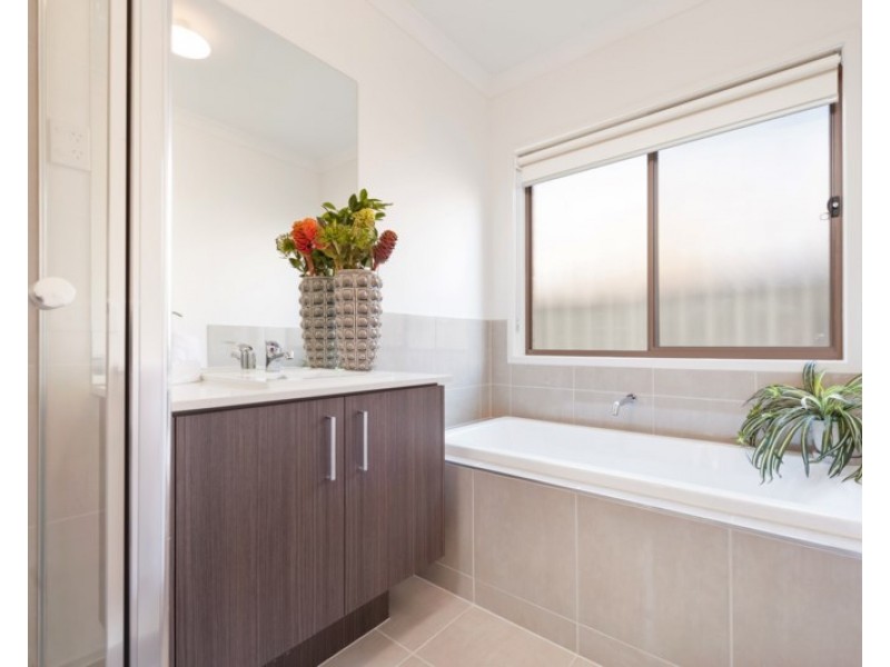 51 Peppertree Parade, Craigieburn VIC 3064