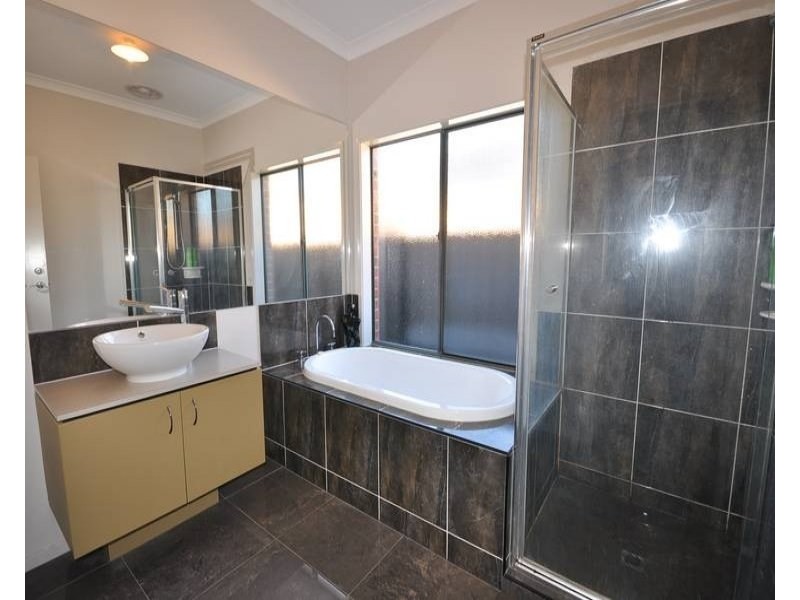 9 Rosleigh Drive, Craigieburn VIC 3064