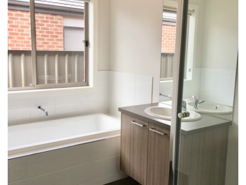 102 Sustainable Drive, Craigieburn VIC 3064