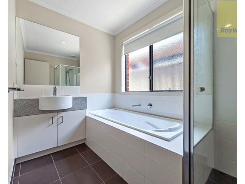 33 Ballybunion Avenue, Craigieburn VIC 3064