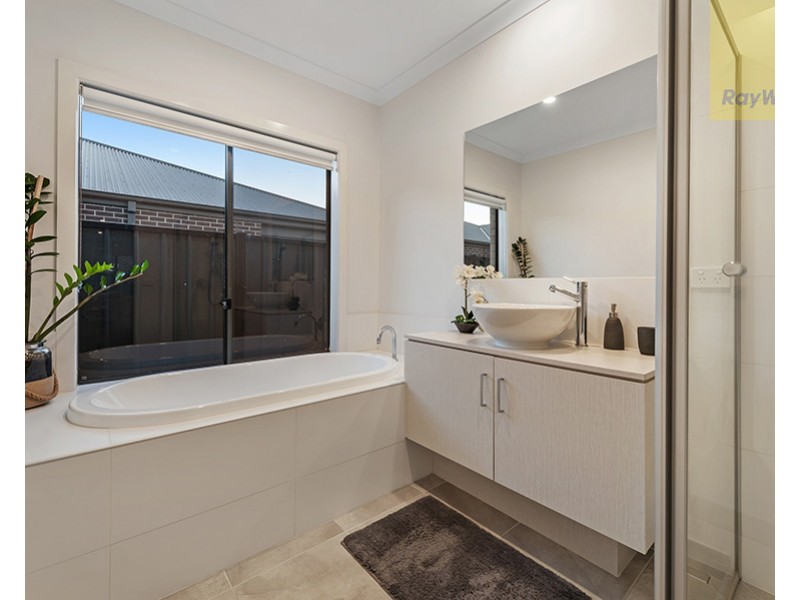 18 Baronial Way, Craigieburn VIC 3064