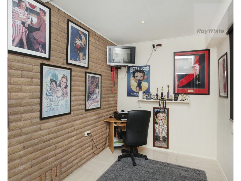 9 Farley Court, Gladstone Park VIC 3043