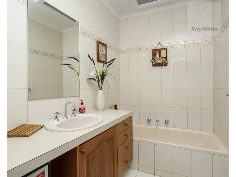 9 Farley Court, Gladstone Park VIC 3043