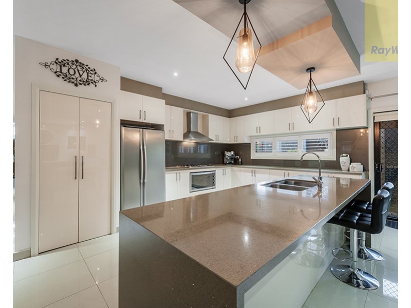 32 Bluebird Way, Roxburgh Park VIC 3064