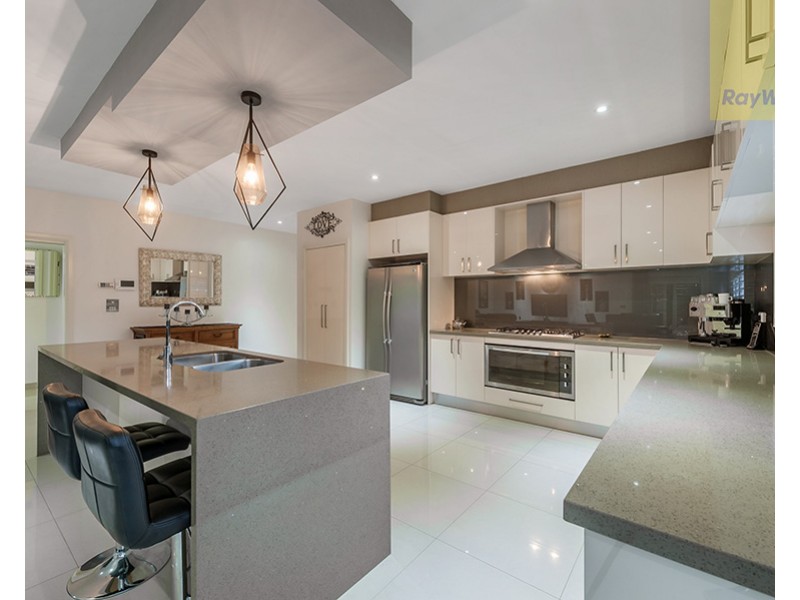 32 Bluebird Way, Roxburgh Park VIC 3064
