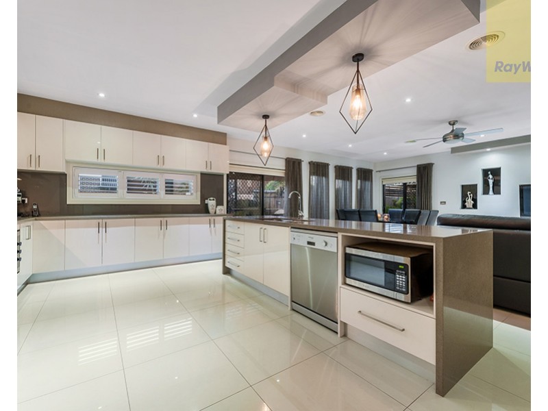 32 Bluebird Way, Roxburgh Park VIC 3064