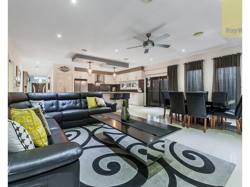 32 Bluebird Way, Roxburgh Park VIC 3064