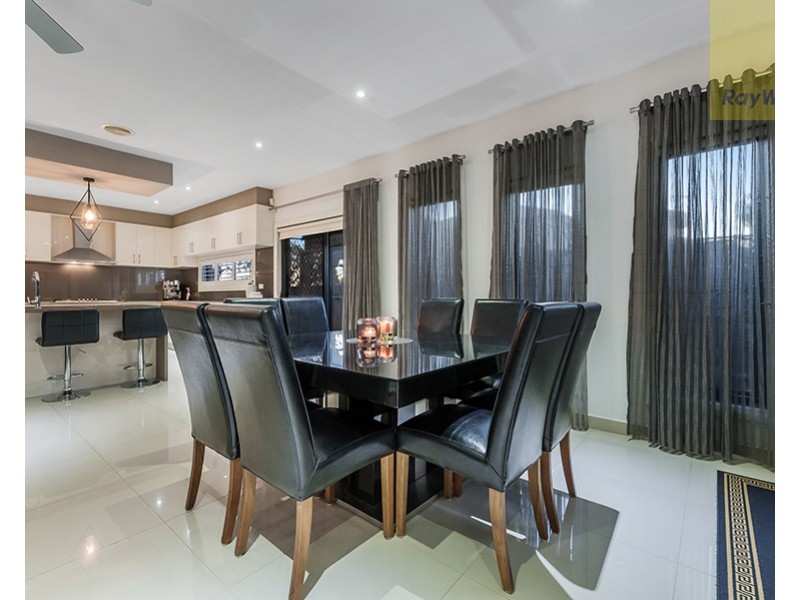 32 Bluebird Way, Roxburgh Park VIC 3064