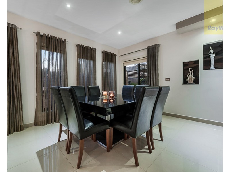 32 Bluebird Way, Roxburgh Park VIC 3064