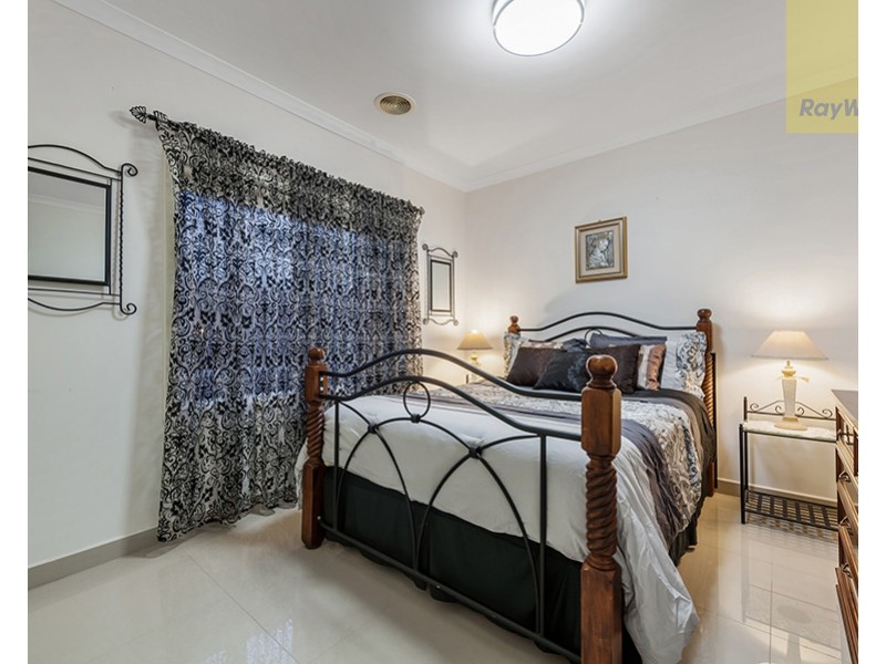 32 Bluebird Way, Roxburgh Park VIC 3064