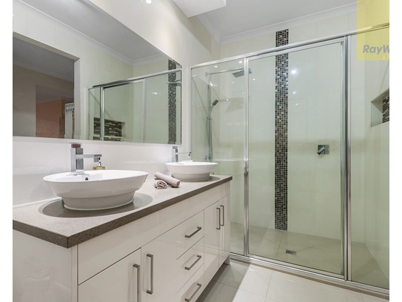 32 Bluebird Way, Roxburgh Park VIC 3064