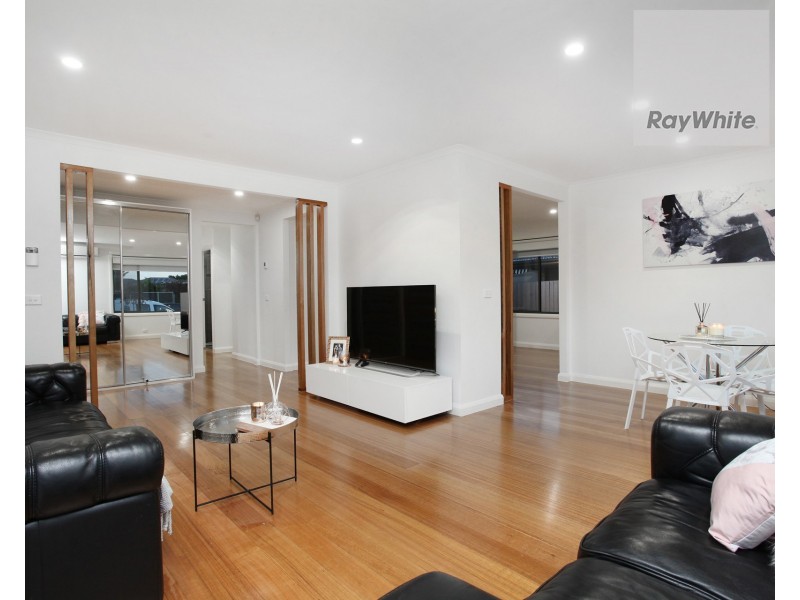 15 Pyke Drive, Gladstone Park VIC 3043