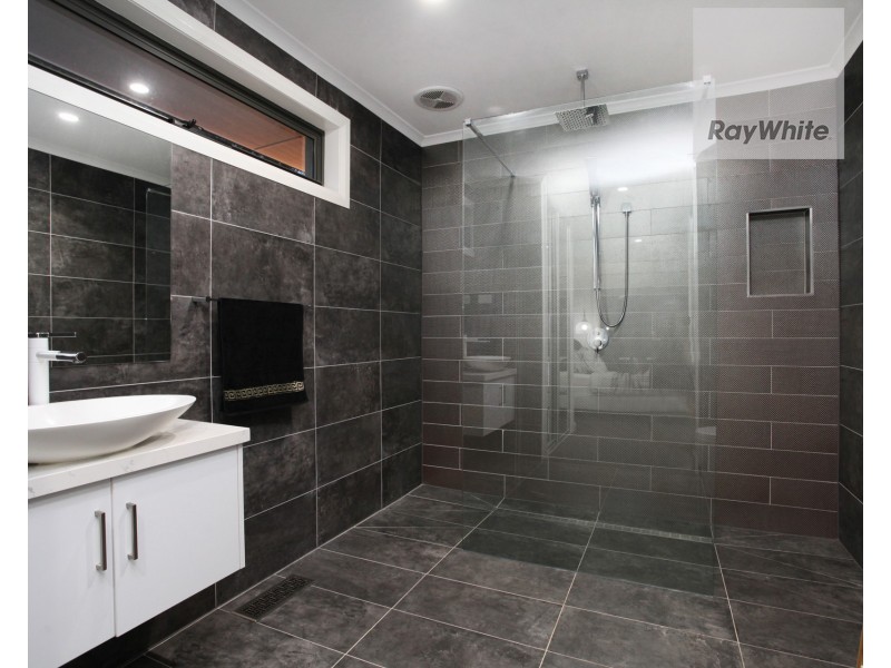 15 Pyke Drive, Gladstone Park VIC 3043