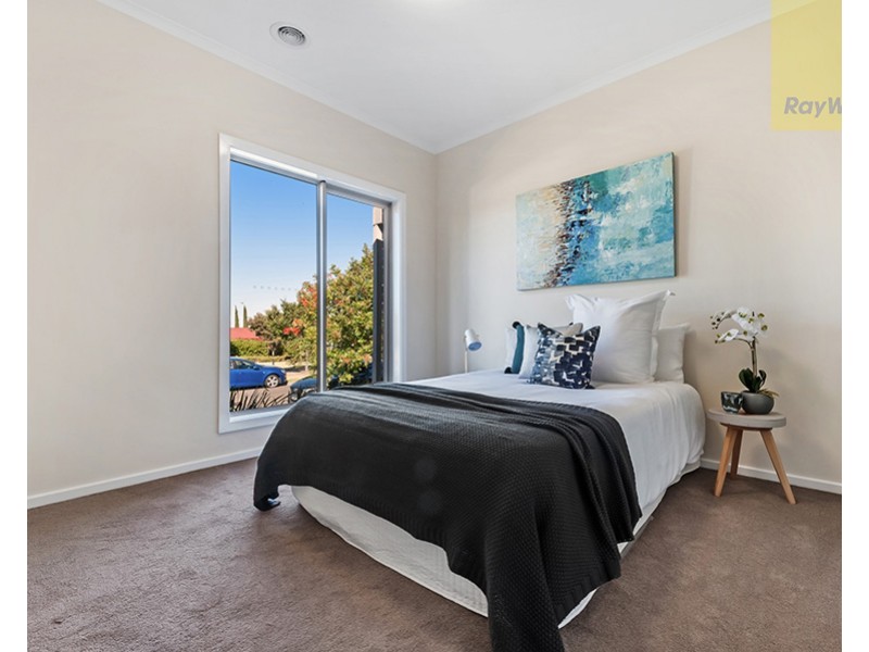 24 Hoxton Crescent, Craigieburn VIC 3064