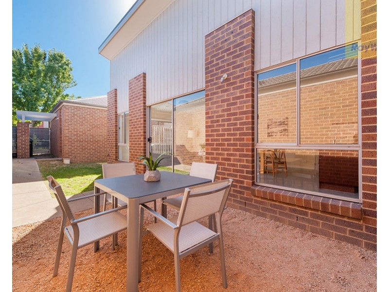 24 Hoxton Crescent, Craigieburn VIC 3064