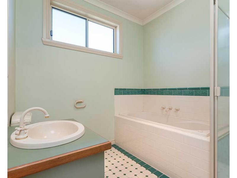 12 Pinnock Avenue, Roxburgh Park VIC 3064