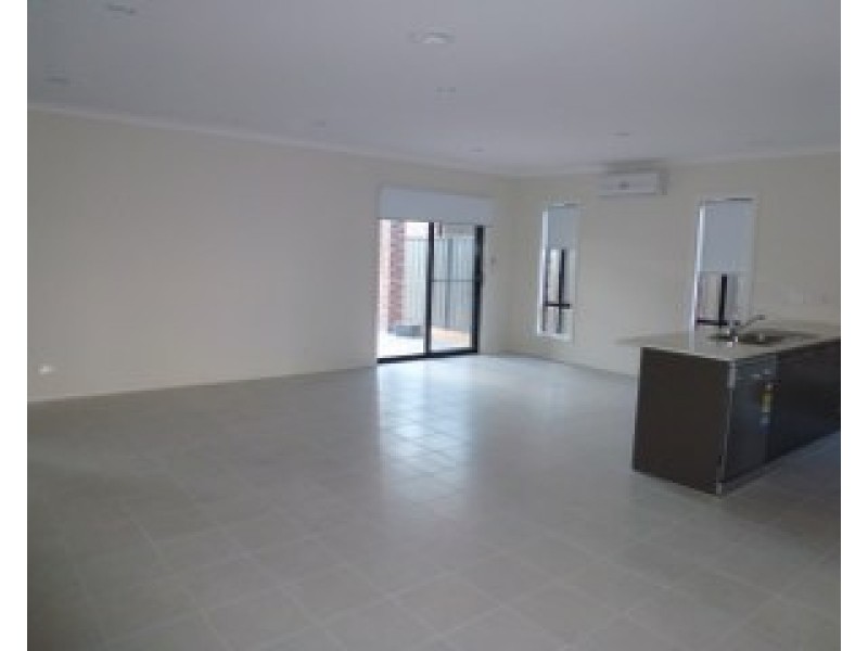 21 Oakgrove Drive, Craigieburn VIC 3064