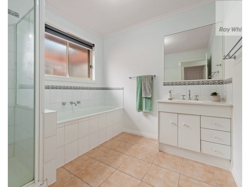 32 Cambridge Crescent, Roxburgh Park VIC 3064