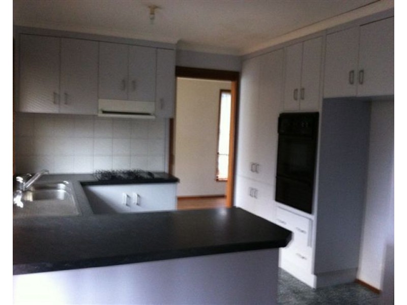 18 Manningtree Parade, Craigieburn VIC 3064