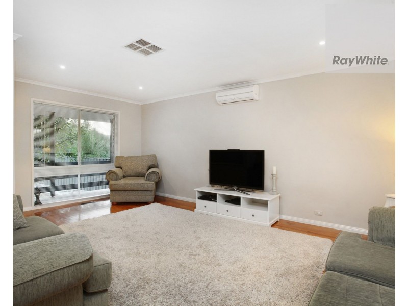 11 Taunton Place, Gladstone Park VIC 3043