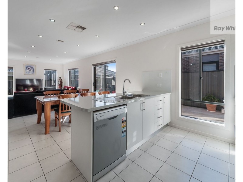 19 Oakgrove Drive, Craigieburn VIC 3064