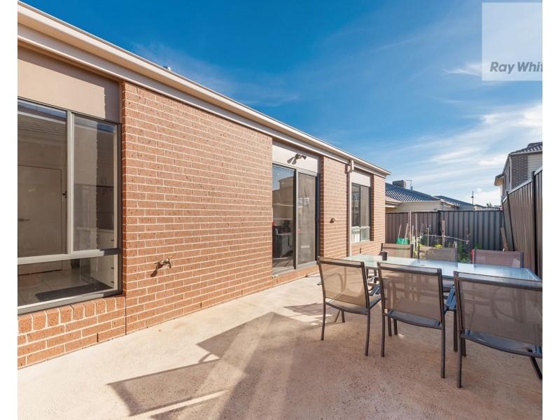 19 Oakgrove Drive, Craigieburn VIC 3064