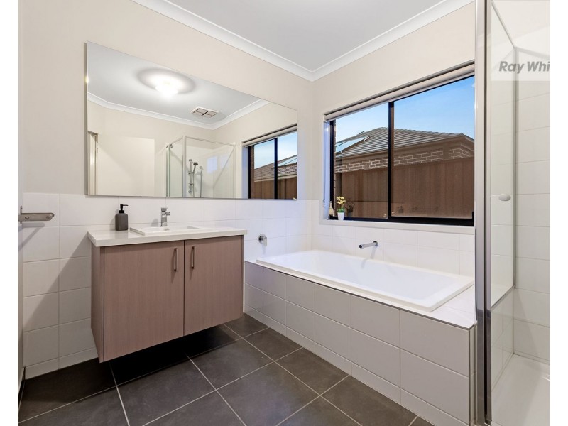 4 Mountleigh Circuit, Craigieburn VIC 3064