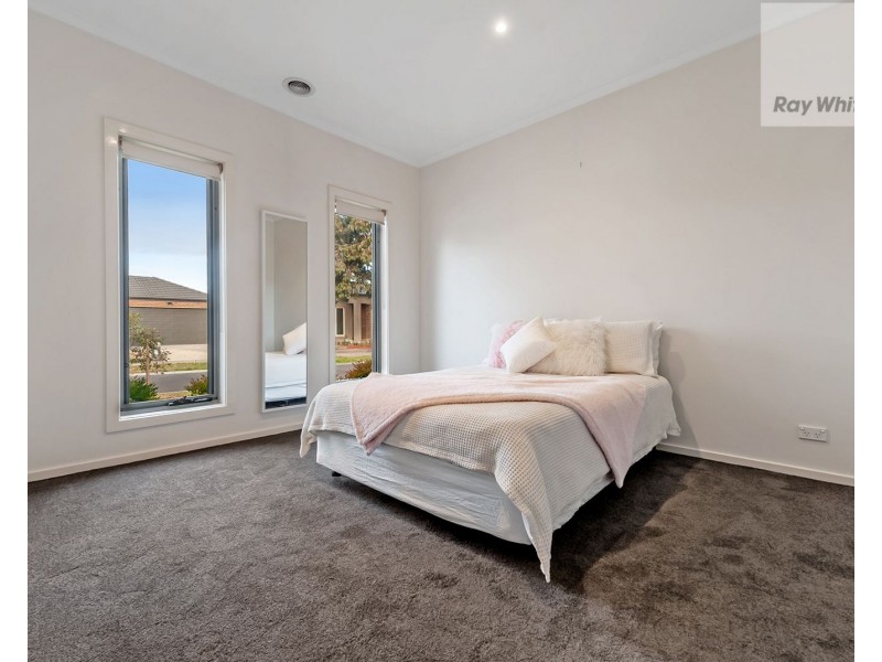 18 Healesville Loop, Craigieburn VIC 3064
