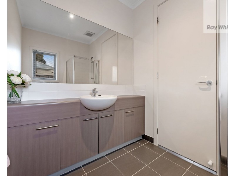 18 Healesville Loop, Craigieburn VIC 3064