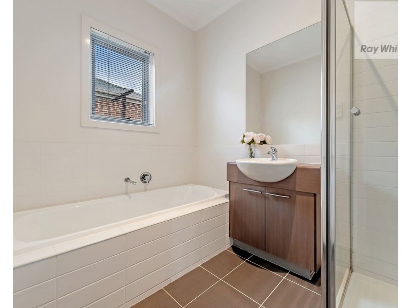 18 Healesville Loop, Craigieburn VIC 3064