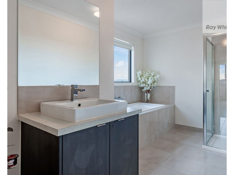 10 Landsdowne Avenue, Mickleham VIC 3064