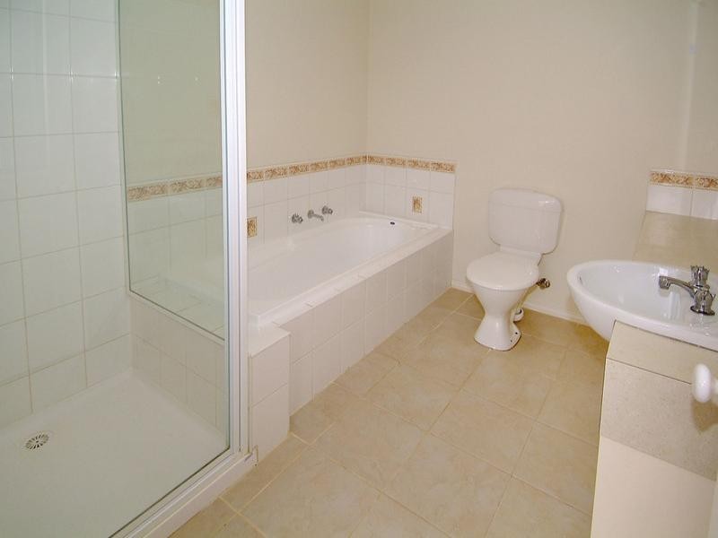 5 Flowerdale Crescent, Roxburgh Park VIC 3064