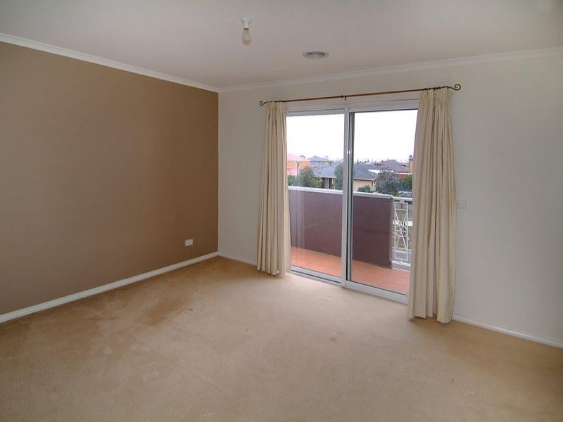 5 Flowerdale Crescent, Roxburgh Park VIC 3064