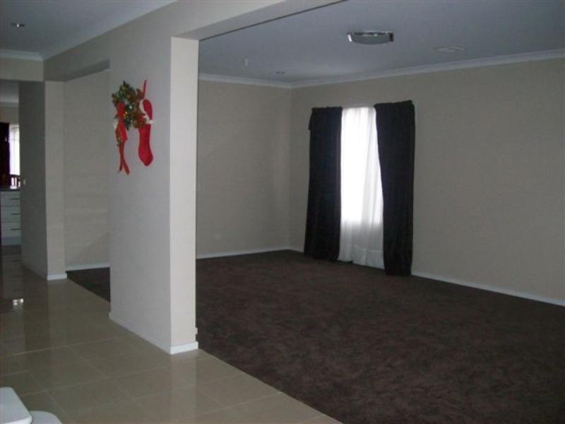 4 Hibernia Place, Craigieburn VIC 3064