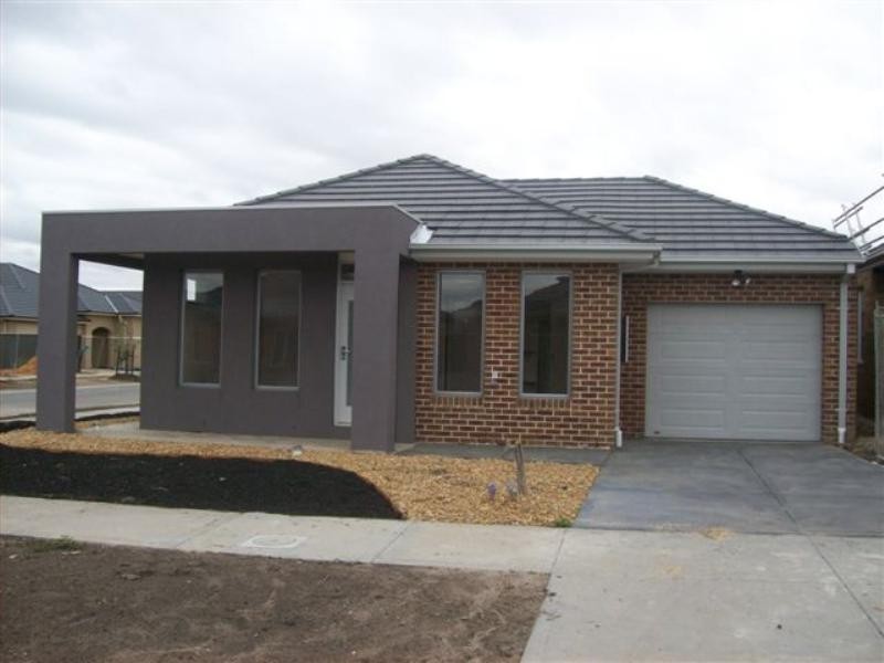 8 Waterway Street, Craigieburn VIC 3064