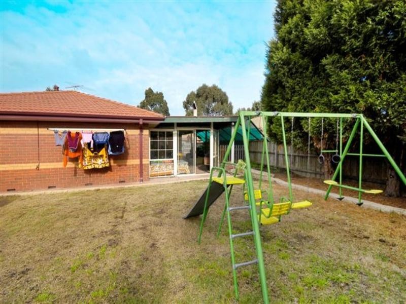 16 Yarcombe Crescent, Craigieburn VIC 3064