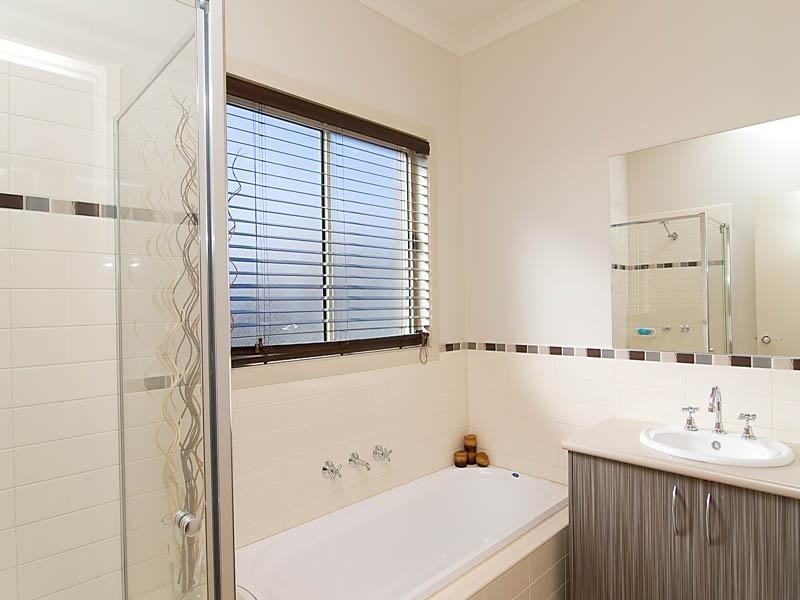 6 Kinglake Crescent, Craigieburn VIC 3064