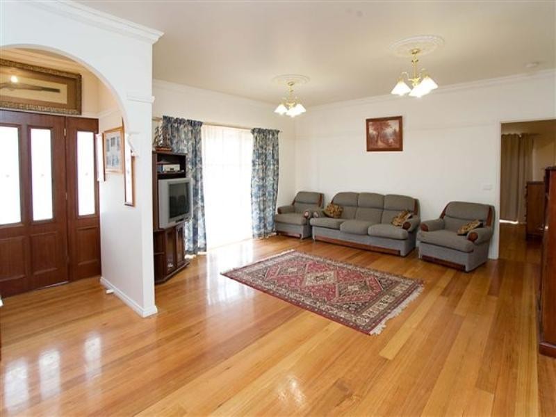 17 Peregrine Road, Oaklands Junction VIC 3063